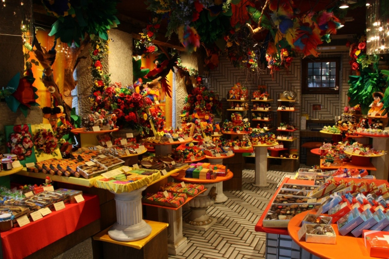 vitrine-BARJOLS-min_candy_store_chocolate_shop_chocolate_switzerland-393515