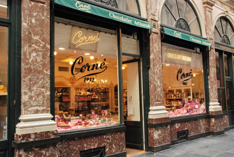 vitrine-BARJOLS-min_chocolate_chocolaterie_shop_luxury_chic_gallery_brussels_belgium-558146