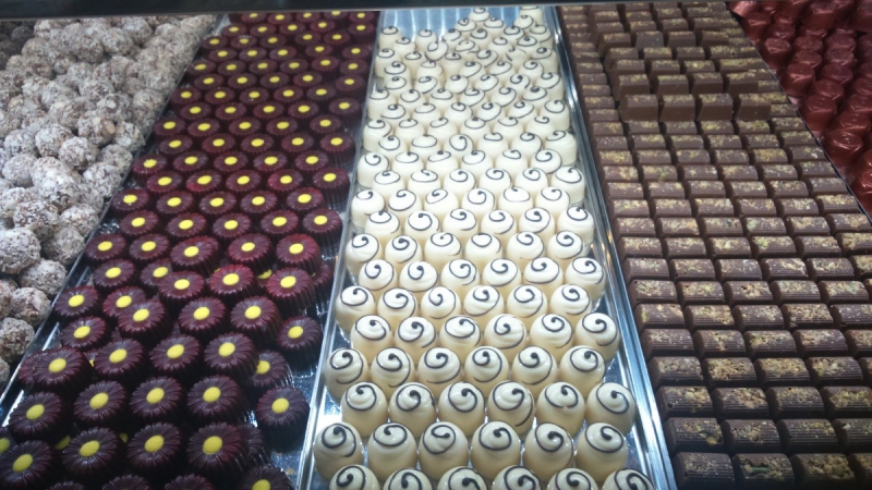 vitrine-BARJOLS-min_chocolates_milk_chocolate_white_chocolate_truffles_candy_food_treat_cacao-1213769