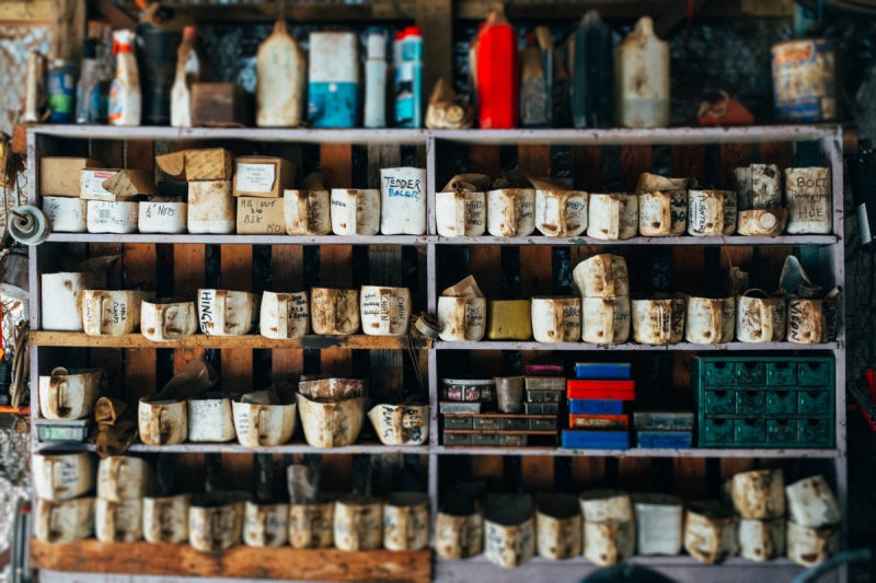 vitrine-BARJOLS-min_shelf_garage_dirty_collection_grunge-1178